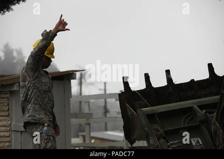 Us-Armee Pfc. Curtis Reeves mit der 1038Th Ingenieure guide Baumaschinen auf der Baustelle für die Aldea Polopon Klinik am Palo Gordo, Guatemala, 29. März 2016. Task Force Red Wolf und Armee nach Süden führt Humanitäre Zivile Hilfe Ausbildung auf taktischer Ebene Bauprojekte und medizinische Bereitschaft Übungen medizinische Zugang und den Bau von Schulen in Guatemala mit der guatemaltekischen Regierung und nicht-staatlichen Stellen von 05 Mär 16 bis 18 Apr 16 Um die Mission die Bereitschaft der US-Streitkräfte zu verbessern und einen nachhaltigen Nutzen für die Menschen in G zu liefern. Stockfoto