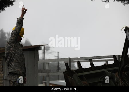 Us-Armee Pfc. Curtis Reeves mit der 1038Th Ingenieure guide Baumaschinen auf der Baustelle für die Aldea Polopon Klinik am Palo Gordo, Guatemala, 29. März 2016. Task Force Red Wolf und Armee nach Süden führt Humanitäre Zivile Hilfe Ausbildung auf taktischer Ebene Bauprojekte und medizinische Bereitschaft Übungen medizinische Zugang und den Bau von Schulen in Guatemala mit der guatemaltekischen Regierung und nicht-staatlichen Stellen von 05 Mär 16 bis 18 Apr 16 Um die Mission die Bereitschaft der US-Streitkräfte zu verbessern und einen nachhaltigen Nutzen für die Menschen in G zu liefern. Stockfoto