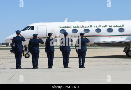 Joint Base Andrews als Abdelmalek Sellal Flieger grüßt die Flugzeuge an der JBA Flugplatz ankommt, 30. März 2016. Sellal ist der Premierminister der Demokratischen Volksrepublik Algerien und einer von mehr als 20 Ländern, die geplant sind, kommen für die 2016 Nuclear Security Summit in Washington, D.C. statt der Gipfel bietet ein Forum für Führungskräfte Verpflichtungen zur Sicherung von Kernmaterial zu verstärken. (U.S. Air Force Foto von älteren Flieger Josua Brombeere) Stockfoto