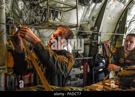 Us Air Force Staff Sgt. Daniel Simonsen, 39th Airlift Squadron evaluator Lademeister, (links) und Tech. Sgt. John Beal, 317 Luftbrücke Gruppe evaluator Lademeister, (rechts) binden eine simulierte Ladung an Bord einer C-130 J Hercules vor einem Training Mission in Dyess Air Force Base, Texas, 29. März 2016. Die 317 Luftbrücke Gruppe besteht aus der 39th und 40th Airlift Sqaudrons, 317 Aircraft Maintenance Squadron, 317 Maintenance Squadron und der 317 Operations Support Squadron. Die Gruppe fällt unter die operative Steuerung des 18. Air Force und Air Mobility Command. (U.S. Air Force pho Stockfoto