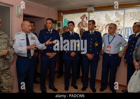 Chief Master Sgt. Jose Barraza, 12 Luftwaffe (Air Forces Southern) Befehl Chief, mit einigen der chilenischen Luftwaffe Kadetten über die Bedeutung der Gemeinschaft in der Fuerza Aerea de Chile Centro de Rehabilitacion Tantauco Krankenhaus in Santiago, Chile, 31. März 2016, spricht. Die kadetten Verband Mitglieder aus dem 12 Luftwaffe (Air Forces Southern) FIDAE einige Ihrer Ausfallzeiten Kinder besuchen in mehreren Krankenhäusern zu verbringen. (U.S. Air Force Foto von Tech. Sgt. Heather Redman/Freigegeben) Stockfoto