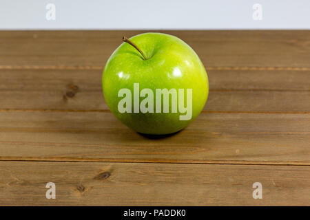 Single lecker Green Apple auf eine Arbeitsplatte in der Küche Stockfoto