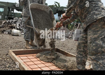 Us-Armee Soldaten des 869Th Engineering Company, Quincy, Fl., Bauleistungen auf der Baustelle Tocache, Guatemala, 10. Mai 2016 durchführen. Task Force Red Wolf und Armee nach Süden führt Humanitäre Zivile Hilfe Ausbildung taktischer Ebene Bauprojekte und medizinische Bereitschaft Übungen medizinische Zugang und den Bau von Schulen in Guatemala mit der guatemaltekischen Regierung und nicht-staatlichen Stellen von 05 Mär 16 bis 18 Apr 16 Um die Mission die Bereitschaft der US-Streitkräfte zu verbessern und einen nachhaltigen Nutzen für die Menschen in Guatemala zur Verfügung zu stellen. (U.S. Armee phot Stockfoto