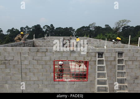 Us-Armee Soldaten des 869Th Engineering Company, Quincy, Fl., Bauleistungen auf der Baustelle Tocache, Guatemala, 10. Mai 2016 durchführen. Task Force Red Wolf und Armee nach Süden führt Humanitäre Zivile Hilfe Ausbildung taktischer Ebene Bauprojekte und medizinische Bereitschaft Übungen medizinische Zugang und den Bau von Schulen in Guatemala mit der guatemaltekischen Regierung und nicht-staatlichen Stellen von 05 Mär 16 bis 18 Apr 16 Um die Mission die Bereitschaft der US-Streitkräfte zu verbessern und einen nachhaltigen Nutzen für die Menschen in Guatemala zur Verfügung zu stellen. (U.S. Armee phot Stockfoto