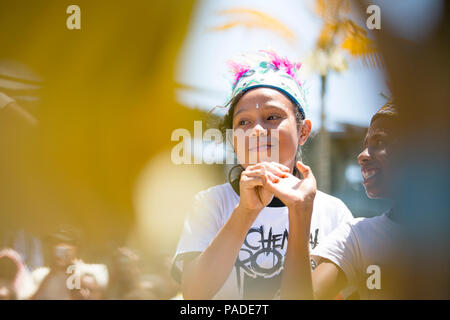 Kids dance Performance, Irian Jaya, in der Nähe der Kokas, Mac Cluer Golf, Indonesien. Stockfoto