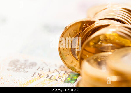 Fotografiert close-up Polnische Münzen, Zloty zusammen gestapelt, geringe Tiefenschärfe Stockfoto