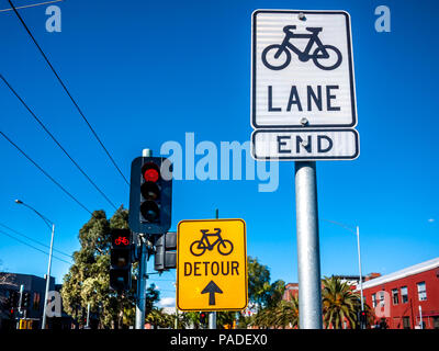 Zeichen der cycleway Umweg und Ende der Radweg in der Nähe der Ampel auf Urban Street. Melbourne, VIC, Australien. Stockfoto