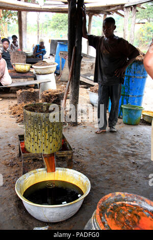 Der Mensch mehr oder weniger mit Blick auf die palmölproduktion Prozess auf einen Palm öl Werk in der Nähe von Cape Coast, Ghana Stockfoto