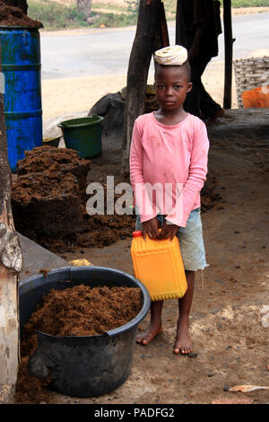 Mädchen an einer Palmöl Werk in der Nähe von Cape Coast, Ghana Stockfoto