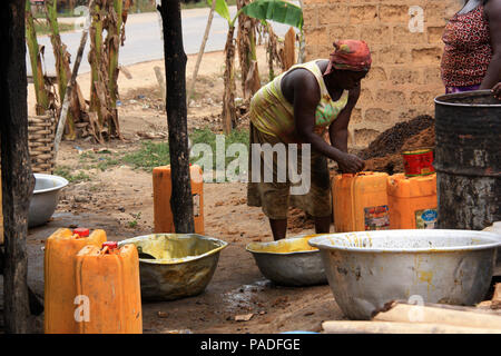 Frauen mit einer Palmöl Werk in der Nähe von Cape Coast, Ghana arbeiten Stockfoto