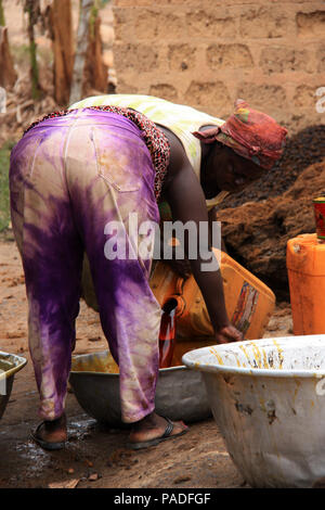 Frauen mit einer Palmöl Werk in der Nähe von Cape Coast, Ghana arbeiten Stockfoto