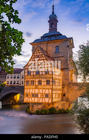 Beleuchtete historische Rathaus Bamberg, im 14. Jahrhundert erbaut. Stockfoto