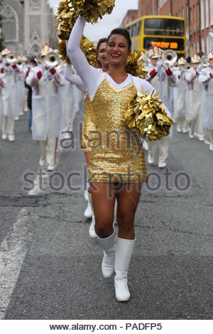 Cheerleadern in Dublin Irland nehmen an einer Parade vor einem amerikanischen Football Match Stockfoto