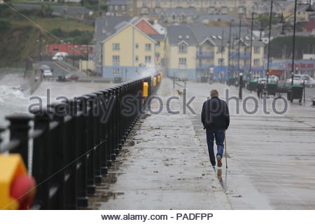 Ein stürmischer Tag an der Promenade in Tramore, Irland, eine Stadt an der Südostküste des Landes Stockfoto