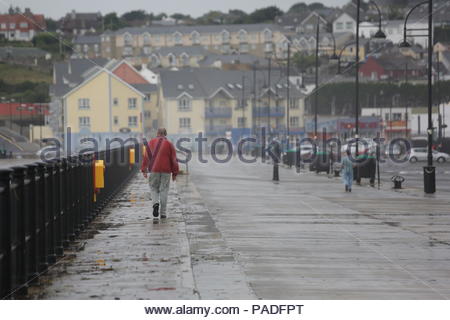 Ein stürmischer Tag an der Promenade in Tramore, Irland, eine Stadt an der Südostküste des Landes Stockfoto