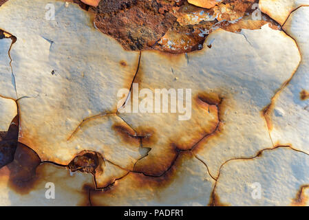 Abgeplatzte Farbe auf rostiges Metall Stockfoto