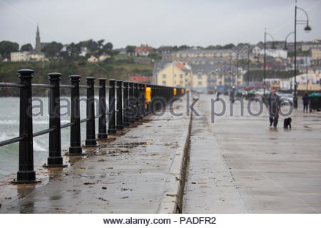 Ein stürmischer Tag an der Promenade in Tramore, Irland, eine Stadt an der Südostküste des Landes Stockfoto