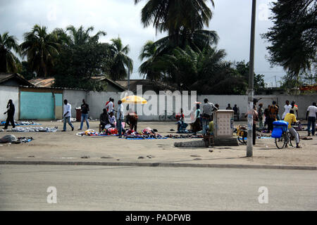 Menschen mit einem leeren Immobilien für den Verkauf von Sachen auf einer Ad-hoc-Art Markt in Abidjan, Côte d'Ivoire Stockfoto