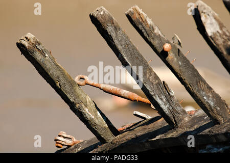 Die Skelettreste eines alten Boot, jetzt ein Schiffswrack langsam verfallenden. Stockfoto