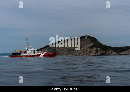 Canadian Coast Guard Cutter auf Patrouille unter Cap Gaspé im Golf von Saint-Lawrence, Quebec, Kanada Stockfoto