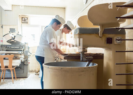 Close-up auf der Baker in die Brezel Bäckerei Brot Stockfoto