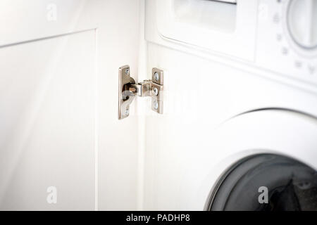 Lösung für eine Küche in einem Schrank. Eckzimmer mit Regal für die Platzierung der Scheibe im Küchenschrank. Standard Professional Scharnier für Ove Stockfoto