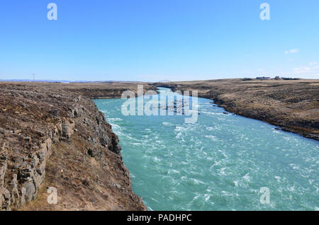 Schöne Landschaft in Island mit einem rauschenden Fluss durch gehend Stockfoto