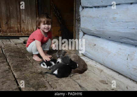 Schöne Mädchen in einem der ukrainischen Dörfern 2018 Stockfoto