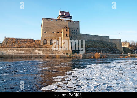 NARVA, ESTLAND - 3. JANUAR 2017: Hermann Schloss Museum am Ufer der Narva (Narova) Fluss. Blick von iwangorod in Russland Stockfoto