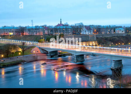 NARVA, ESTLAND - 1. JANUAR 2017: Brücke der Freundschaft mit Fußgänger-Tunnel über Narova Fluss zwischen Narva in Estland und in Russland Iwangorod Stockfoto