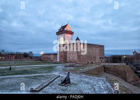 NARVA, ESTLAND - 2. JANUAR 2017: Nachtansicht von Hermann Castle Museum und Mörtel auf dem Hof. Stockfoto