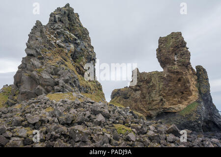 Londrangar Basaltfelsen Island von den weniger fotografiert Seite, die über einen Pfad, die es Ihnen ermöglicht, über einen felsigen Strand an den Klippen zu gehen gesehen Stockfoto