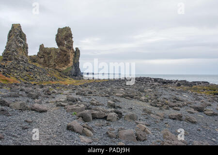 Londrangar Basaltfelsen Island von den weniger fotografiert Seite, die über einen Pfad, die es Ihnen ermöglicht, über einen felsigen Strand an den Klippen zu gehen gesehen Stockfoto