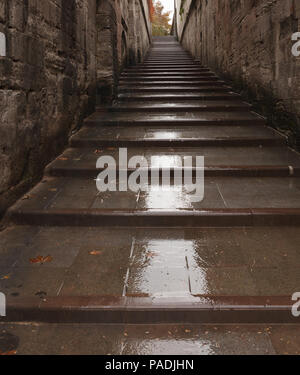 Nasse alte Treppe in Istanbul. Türkei Stockfoto