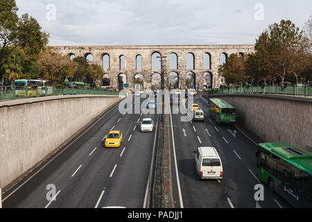 ISTANBUL, Türkei - 3. MÄRZ 2018: Valens Aquädukt in Istanbul, Türkei. Stockfoto