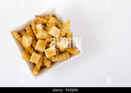 Kleine Größe poutine Schüssel poutine ist ein kanadisches Essen mit Käse, Pommes frites und Soße Stockfoto