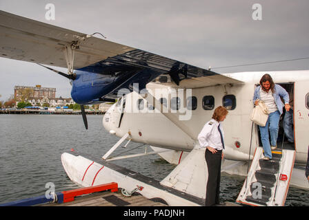 Passagier absteigend die Schritte einer West Coast Air Twin Otter Wasserflugzeug in den Hafen Victoria auf Vancouver Island Stockfoto