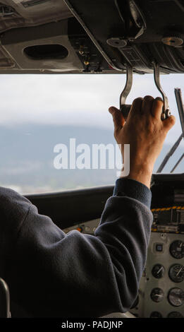 Pilot-die Drosselklappe von einem Twin Otter Wasserflugzeug auf dem Weg in den Hafen von Victoria auf Vancouver Island zu landen. Stockfoto