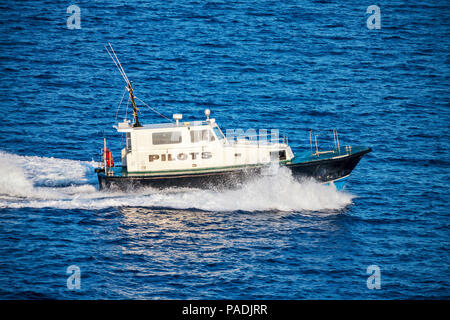 Lotsenboot entlang auf die Wasserfläche der Hafen von Nassau, Bahamas. Stockfoto