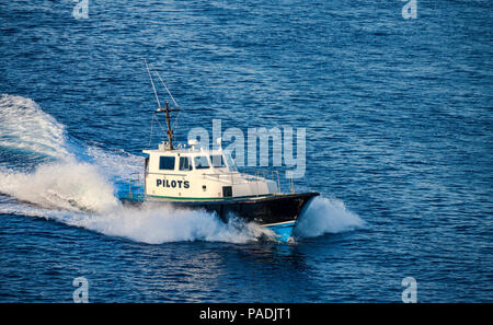 Lotsenboot entlang auf die Wasserfläche der Hafen von Nassau, Bahamas. Stockfoto