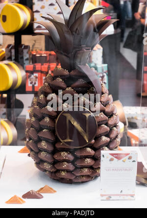 AMSTERDAM, NIEDERLANDE - 18 JULI 2018: Schokolade Ananas im Speicher am Schiphol Plaza, shop Exterieur Stockfoto