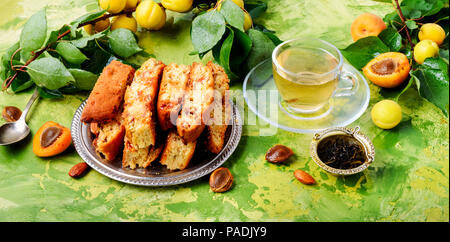 Italienische biscotti Kekse mit Mandeln und getrockneten Früchten Stockfoto