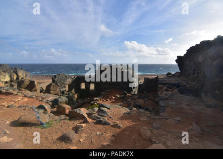 Alte Gold Mill Ruinen in Aruba mit blauem Himmel und Meer Stockfoto