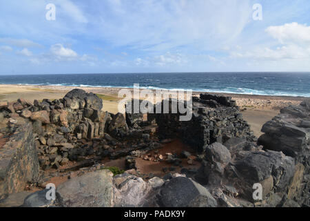 Fesselnde alten Gold Mill Ruinen am Strand Stockfoto