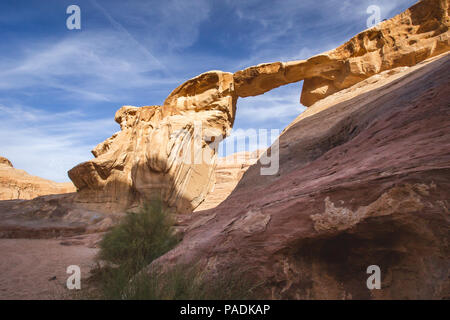 Um Fruth Rock Bridge im Wadi Rum Wüste, Jordanien Stockfoto