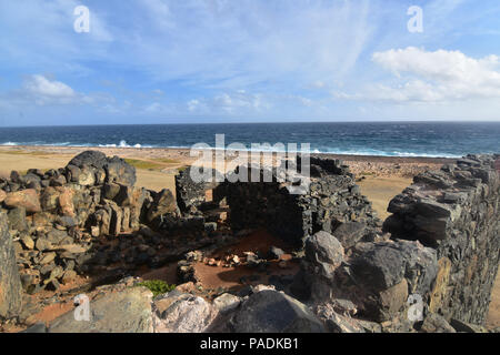 Alte burshiribana Gold Mill Ruinen am Strand Stockfoto