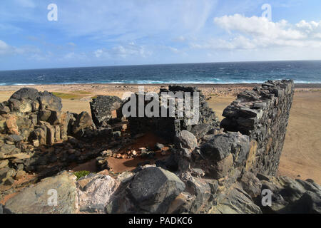 Alte Gold Mill Ruinen am Strand Stockfoto