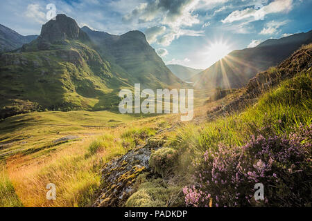 Blick auf das Tal unterhalb der Berge von Glencoe, Lochaber, HIghlands, Schottland, UK Stockfoto