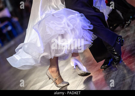 Beine der junge Tänzer auf der Tanzfläche Stockfoto