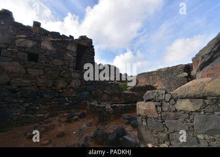 Große Schritte in eine alte Goldmine in Aruba Stockfoto